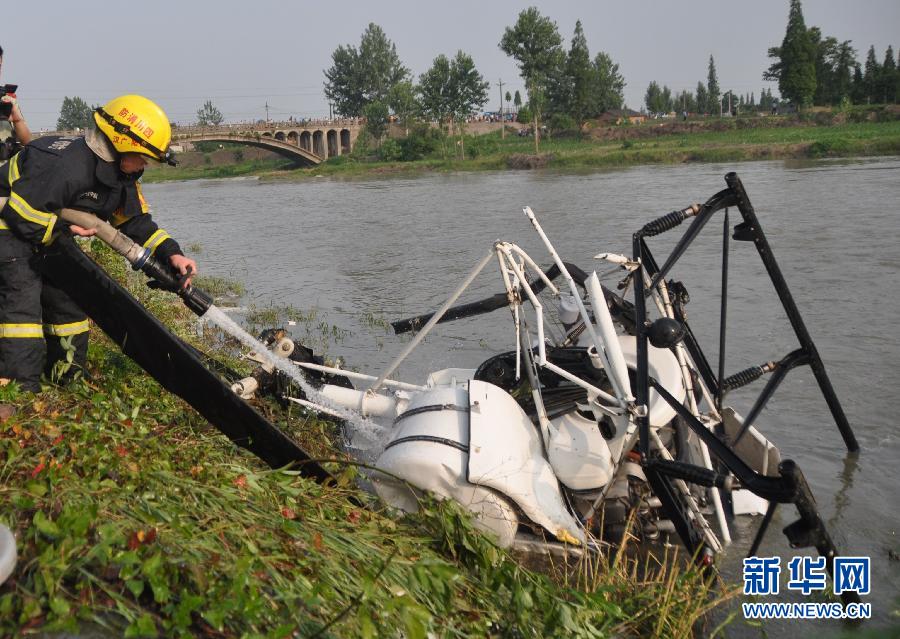Rescuers work at the site where a helicopter crashed on the Qingbaijiang River in Guanghan City, southwest China's Sichuan Province, June 6, 2013. The crash occurred around 5:13 p.m. (GMT 0913), killing one crew member and injuring the other. The cause of the crash is under investigation. (Xinhua)