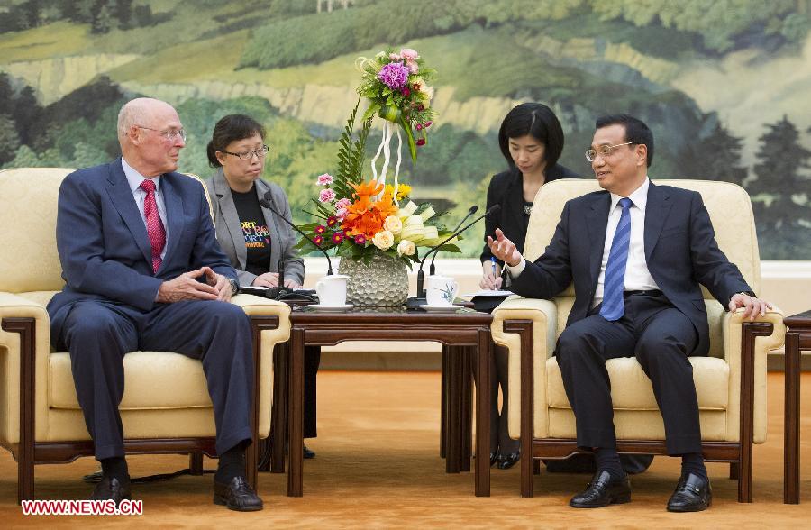Chinese Premier Li Keqiang (R) meets with former U.S. Treasury Secretary Henry Paulson in Beijing, capital of China, June 6, 2013. (Xinhua/Huang Jingwen) 