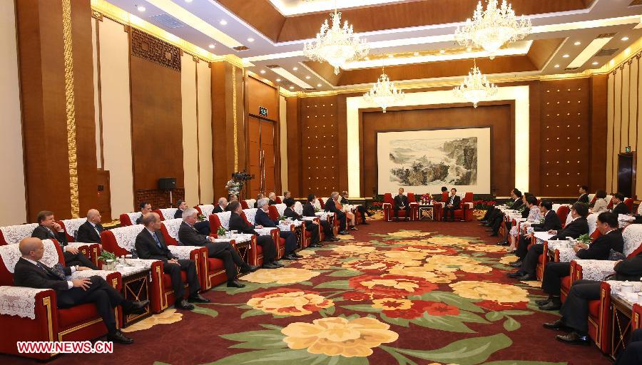 Chinese Vice Premier Zhang Gaoli meets with some Golabal 500 leaders during the 2013 Fortune Global Forum (FGF) in Chengdu, capital of southwest China's Sichuan Province, June 6, 2013. (Xinhua/Pang Xinglei)