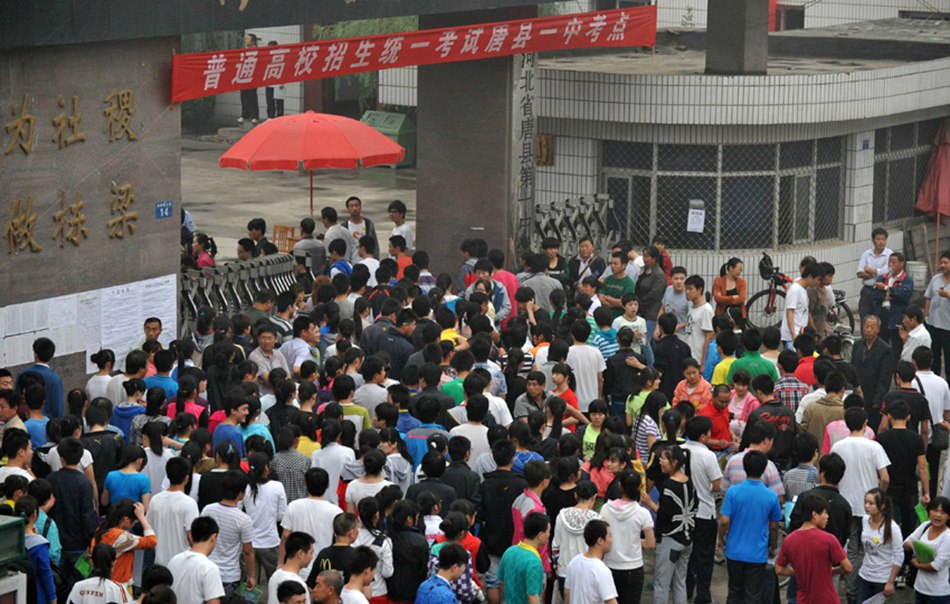 Students walk into an examination site Tangxian, Hebei Province, on June 7. Some 9.12 million applicants are expected to sit this year's college entrance exam, down from 9.15 million in 2012, a spokeswoman for the Ministry of Education (MOE) said on Wednesday. [Photo/Xinhua] 