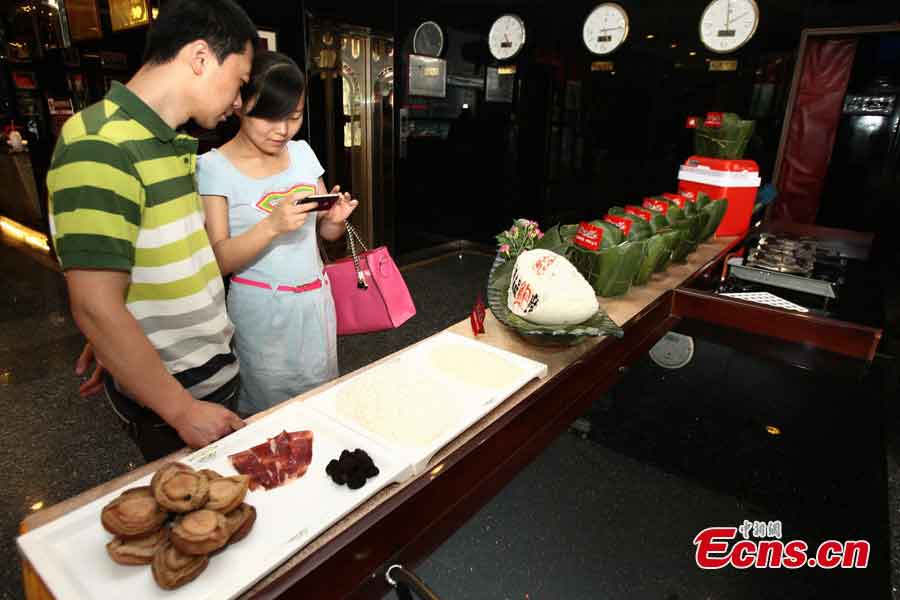 A luxury zongzi priced at 9,999 yuan (US$1,620) is displayed in a restaurant in Taiyuan, capital of Shanxi Province, June 6, 2013. The zongzi is made of sticky rice with rare stuffing, including abalone, black truffles and jamón. Zongzi has been a traditional food in China for a long time at Duanwu Festival, the fifth of May on Chinese lunar calendar which fall on June 12 this year. [Photo: CNS/Zhang Yun]