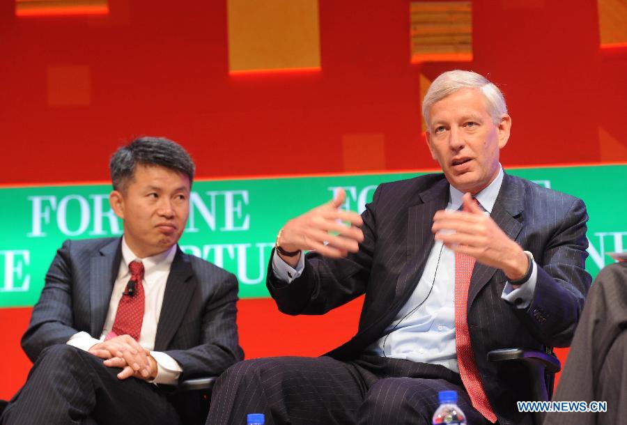 Dominic Barton (R), global managing director of McKinsey Company, speaks at the discussion "China's Changing Economy" during the 2013 Fortune Global Forum in Chengdu, capital of southwest China's Sichuan Province, June 7, 2013. (Xinhua/Xue Yubin)