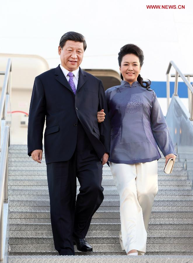 Chinese President Xi Jinping and his wife Peng Liyuan arrive in California, the United States, June 6, 2013. Xi arrived in California Thursday for a meeting with U.S. President Barack Obama. (Xinhua/Lan Hongguang) 