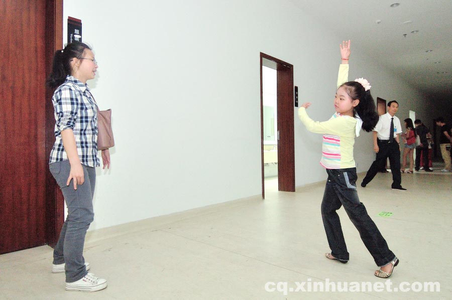 Xia Ruxian dances before her show in the Chongqing Guotai Arts Centre. (Photo/Xinhua)