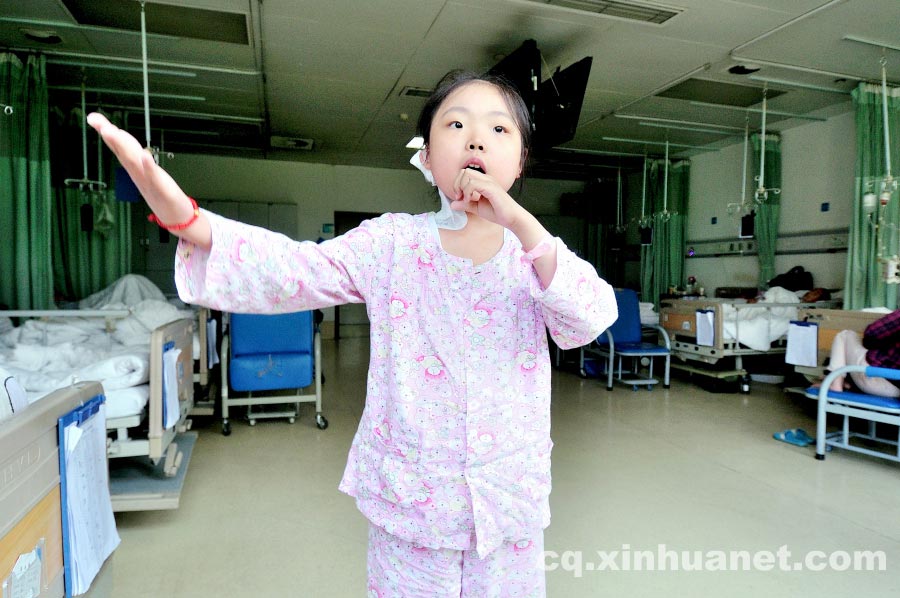 Xia Ruixian practices the song in the ward after medical treatment in the hospital. (Photo/Xinhua)