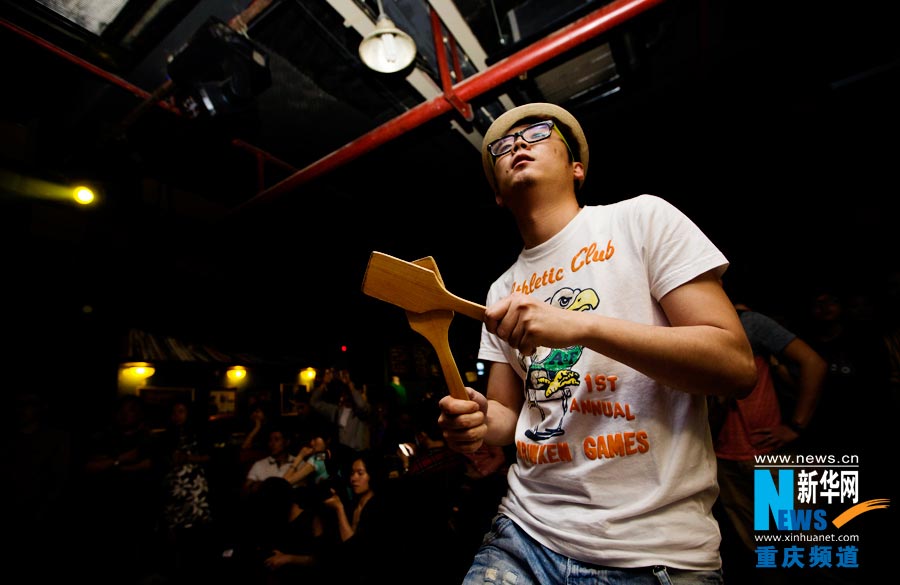 Huang Yigua uses a cooking spoon to play music. (Photo/Xinhua)