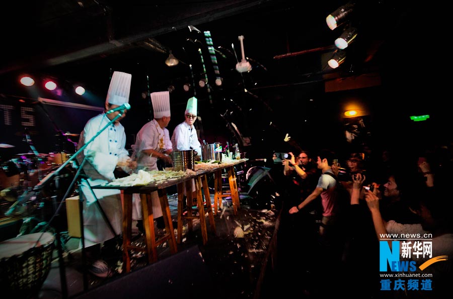 Bandsmen dress up as chefs and use cookers to play music. (Photo/Xinhua)
