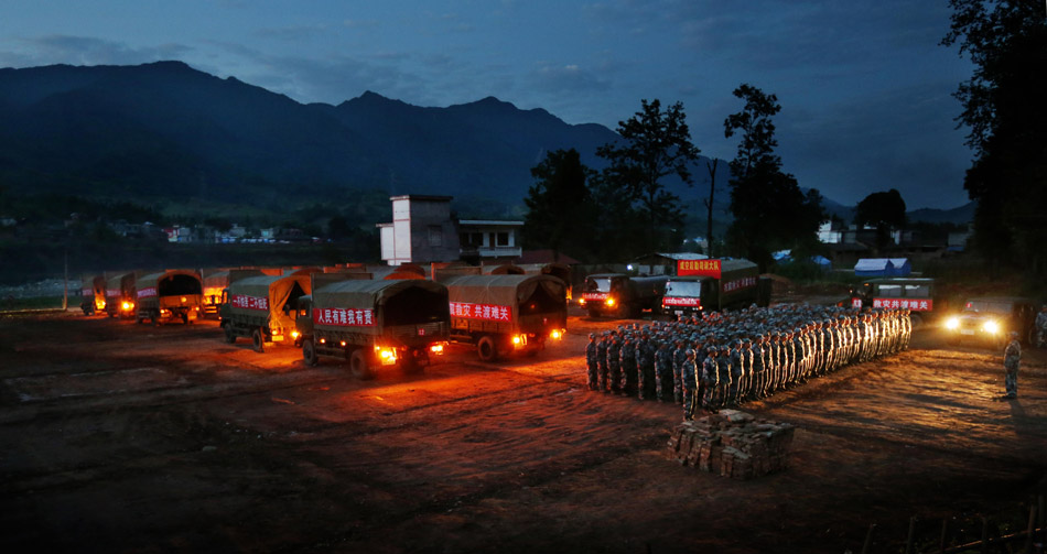 At 5:30 a.m. on June 2, 2013, after fighting for the quake rescue for 42 days in Lushan county of Sichuan, more than 1,000 soldiers from the Air Force of the Chengdu Military Region assemble to leave the region quietly. (Xinhua/Liu Yinghua)