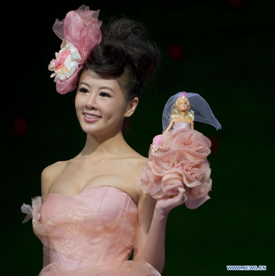 A model presents a creation during a wedding dress and evening gown show at the 71st Summer Wedding Service Banquet Expo & Beauty Fiesta 2013 in Hong Kong, south China, June 8, 2013. (Xinhua/Zhao Yusi)
