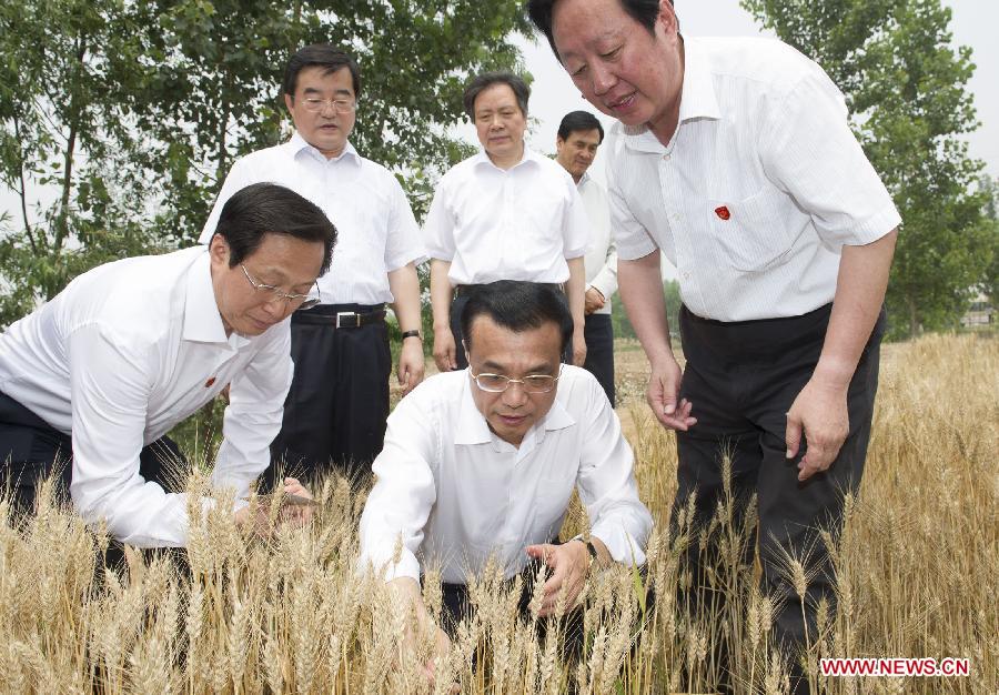 Chinese Premier Li Keqiang (2nd R), also a member of the Standing Committee of the Political Bureau of the Communist Party of China Central Committee, visits the environment monitoring site in Handan, north China's Hebei Province, June 7, 2013. Li paid an inspection tour to Hebei Province from June 7 to 8. (Xinhua/Huang Jingwen)