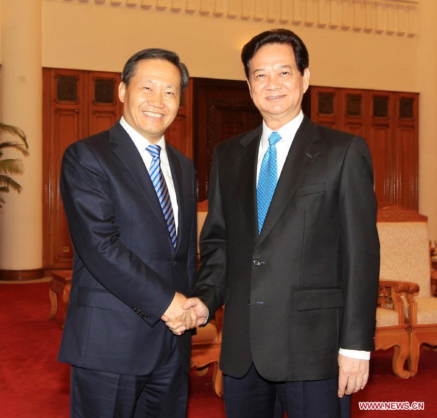Vietnamese Prime Minister Nguyen Tan Dung (R) meets with Peng Qinghua, chief of the Guangxi Zhuang Autonomous Region Committee of the Communist Party of China, in Hanoi, capital of Vietnam, June 10, 2013. (Xinhua/VNA)