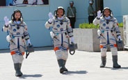 Astronauts attend setting-out ceremony