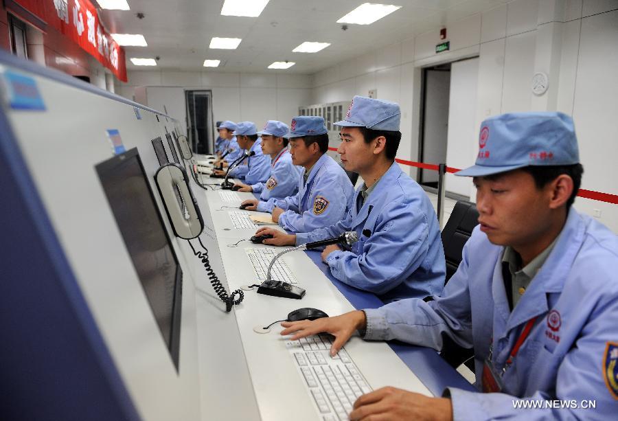 Technicians detect the environment of the target orbiter of the manned Shenzhou-10 spacecraft at the Taiyuan Satellite Launch Center (TSLC) in Taiyuan, capital of north China's Shanxi Province, June 8, 2013. (Xinhua/Yan Yan)