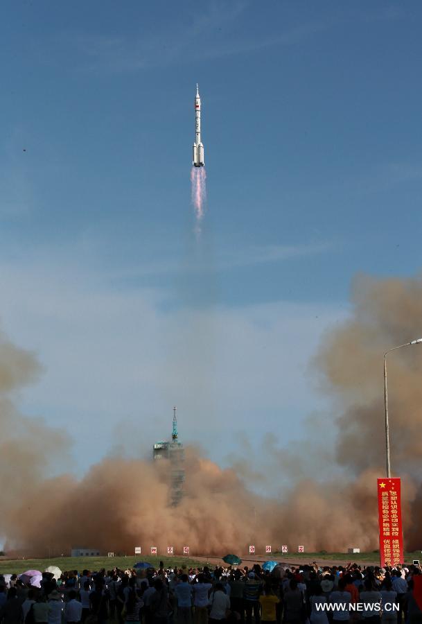 The Long March-2F carrier rocket carrying China's manned Shenzhou-10 spacecraft blasts off at the Jiuquan Satellite Launch Center in Jiuquan, northwest China's Gansu Province, June 11, 2013. China successfully launched Shenzhou-10 spacecraft on Tuesday afternoon. (Xinhua/Li Gang)