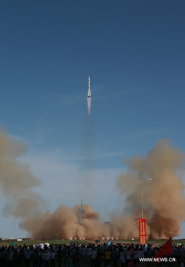 The Long March-2F carrier rocket carrying China's manned Shenzhou-10 spacecraft blasts off from the launch pad at the Jiuquan Satellite Launch Center in Jiuquan, northwest China's Gansu Province, June 11, 2013. (Xinhua/Li Gang)