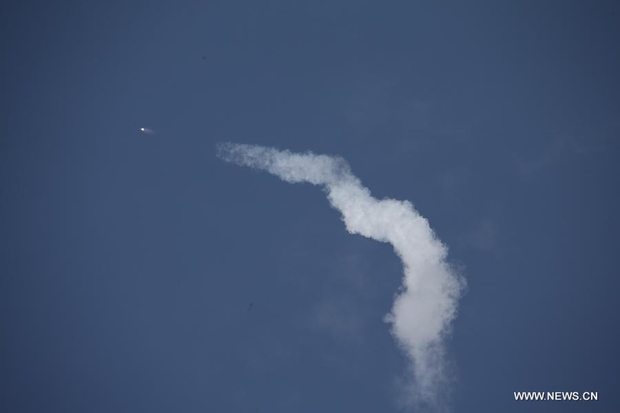 The Long March-2F carrier rocket carrying China's manned Shenzhou-10 spacecraft blasts off at the Jiuquan Satellite Launch Center in Jiuquan, northwest China's Gansu Province, June 11, 2013. (Xinhua/Wang Jianmin) 