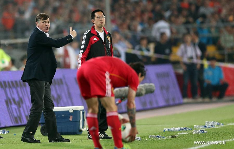 China's head coach Jose Antonio Camacho (L) gestures during the international friendly soccer match against the Netherlands at the Workers Stadium in Beijing, capital of China, June 11, 2013. (Xinhua/Li Ming)