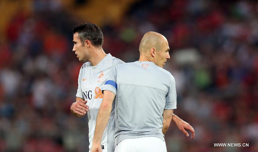 Robin van Persie (L) of the Netherlands greets his teammate Arjen Robben during the international friendly soccer match against China at the Workers Stadium in Beijing, capital of China, June 11, 2013. (Xinhua/Li Ming)