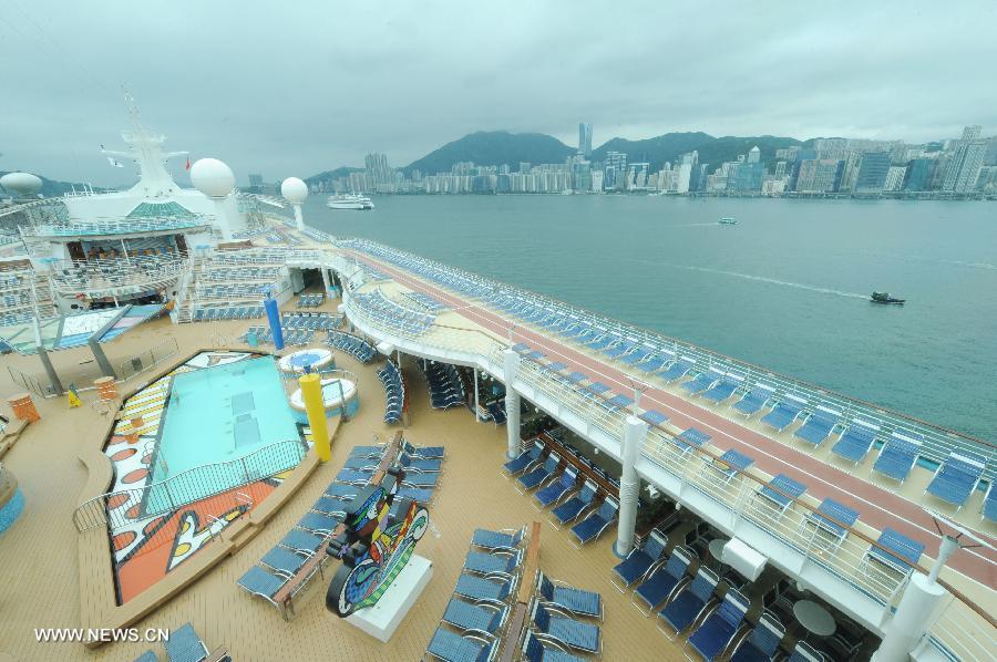 Photo taken on June 13, 2013 shows the swimming pool on the cruise liner Mariner of the Seas at the Kai Tak Cruise Terminal in Hong Kong, south China. The new cruise terminal, built at the end of the runway of the former Kai Tak Airport, received its first liner, Mariner of the Seas on June 12, which has a capacity of 3,807 people. (Xinhua/Lui Siu Wai)