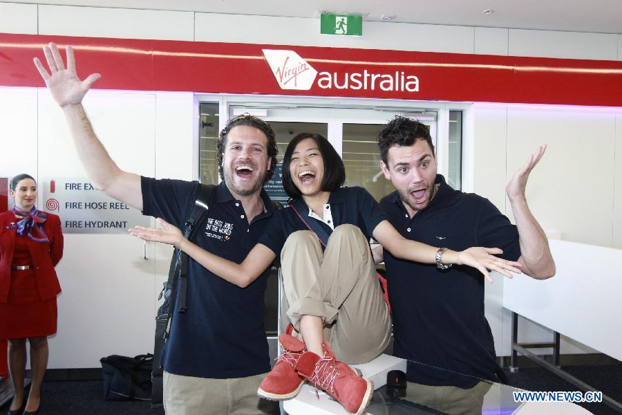 Finalists Hsin Hsuan Hsieh (C) from China's Taiwan, Greg Snell (R) from Canada and Nich Tilley from the U.S.A. pose for photos at the airport in Sydney, Australia, June 13, 2013. A total of 18 finalists arrived in Sydney Thursday, competing for the Best Jobs in the World including the Chief Funster in New South Wales, Lifestyle Photographer in Melbourne, Outback Adventurer in Northern Territory, Park Ranger in Queensland, Taste Master in Western Australia, and Wildlife Caretaker in South Australia. (Xinhua/Jin Linpeng) 