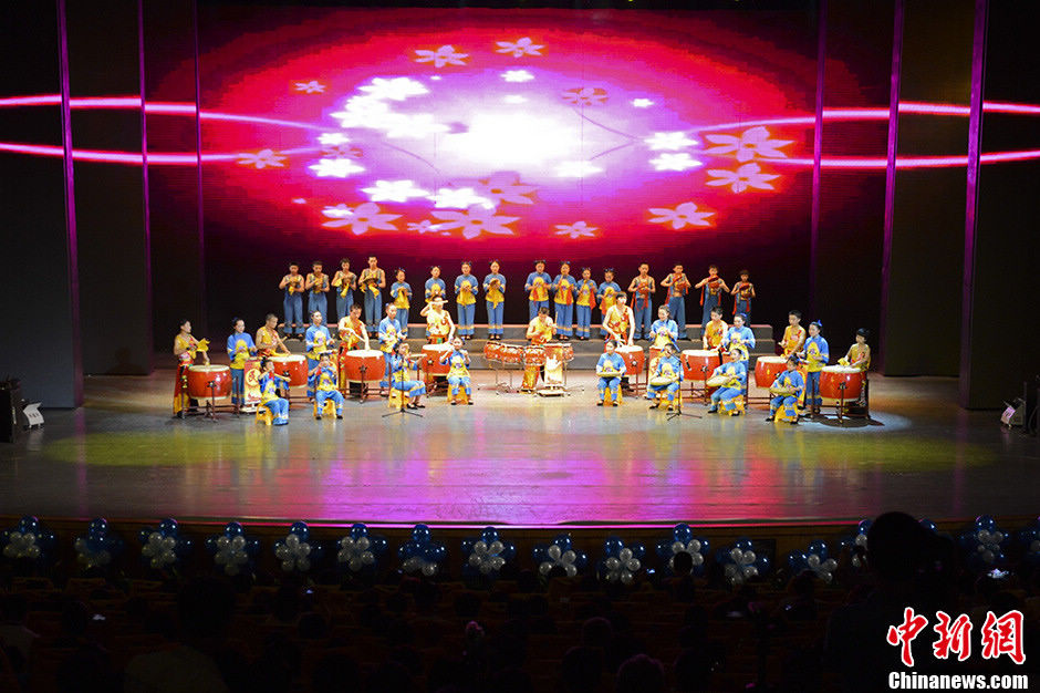 39 visually impaired students from Guiyang Special School give the performance "Mountain Drums" at Disabled Arts Festival of Guizhou Province on June 7, 2013. (Chinanews/Zhang Yuan)