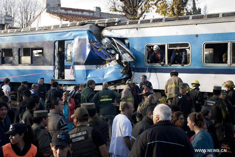 Rescuers work at the scene of a commuter train crash in Castelar, some 30 kms west of Buenos Aires, capital of Argentina, on June 13, 2013. At least three people died and 135 others injured, including five in critical conditions, on Thursday in a train collision about 30 km west of the Argentine capital, local media reported. (Xinhua/TELAM)