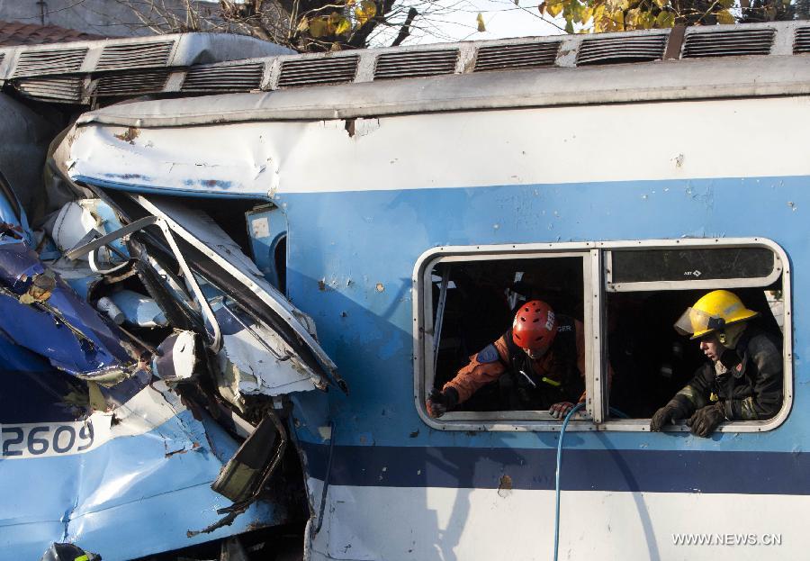 Rescuers work at the scene of a commuter train crash in Castelar, some 30 kms west of Buenos Aires, capital of Argentina, on June 13, 2013. At least three people died and 135 others injured, including five in critical conditions, on Thursday in a train collision about 30 km west of the Argentine capital, local media reported. (Xinhua/TELAM)