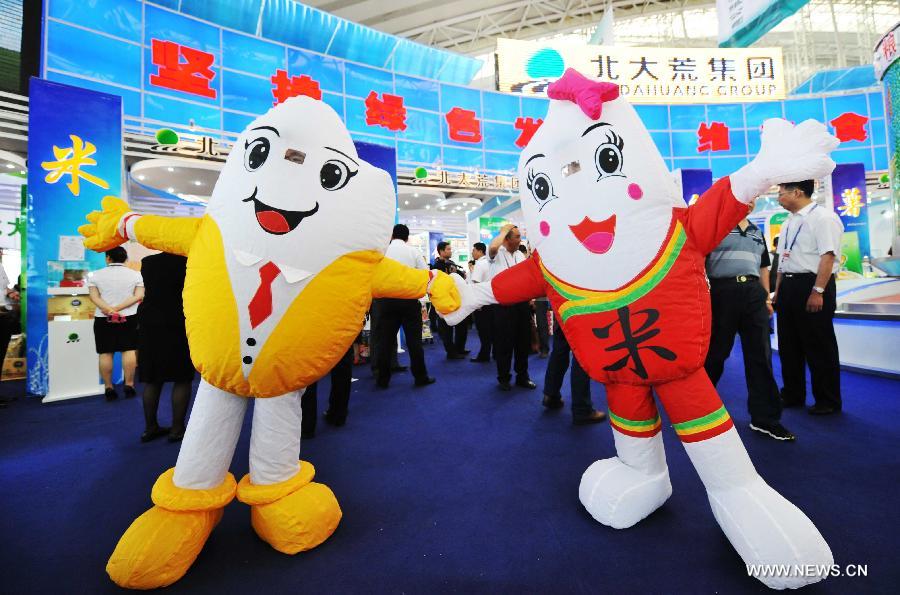 Working staff dressed as carton characters pose at the 24th China Harbin International Economic and Trade Fair in Harbin, capital of northeast China's Heilongjiang Province, June 15, 2013. A total of 9,335 exhibitors from 75 countries and regions took part in the fair. (Xinhua/Wang Jianwei)