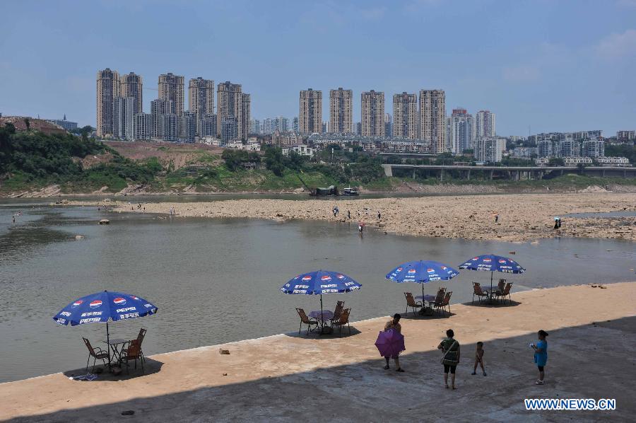 Photo taken on June 16, 2013 shows desolate tea stands by the Jialingjiang River during a heat wave at Ciqikou Town in Chongqing, southwest China's municipality. Local meteorological authorities issued an orange-coded alert of heat on Sunday, which indicates the temperature will rise up to 37 degrees Celsius Sunday afternoon. (Xinhua/Liu Chan)