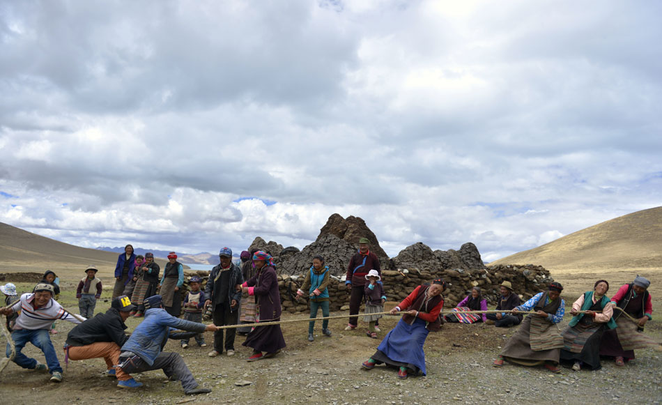 Tibetan villagers play tug of war in Nagarzê county, China's Tibet autonomous region, June 7, 2013. Nagarzê is one of the highest counties in Tibet with an average elevation above 5,000 meters. The herders there make time to have tugs of war every summer. (Photo/Xinhua) 