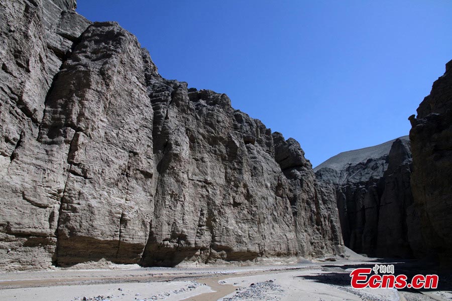 A desert canyon is discovered near Lop Nor in Ruoqiang County, Northwest China's Xinjiang Uygur Autonomous Region. The canyon, about 60 kilometers, is the longest desert canyon so far in China. (CNS/Wang Ruodan)