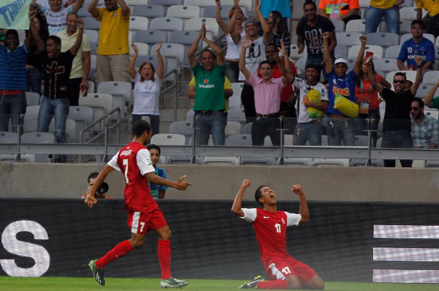 Tahiti's Jonathan Tehau (R) celebrates after scoring during the FIFA's Confederations Cup Brazil 2013 match against Nigeria, held at Mineirao Stadium, in Belo Horizonte, Minas Gerais state, Brazil, on June 17, 2013. (Xinhua/David de la Paz)
