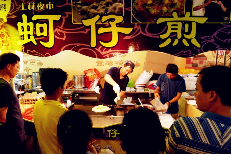 Vendors from Taiwan sell Taiwanese foods at a Taiwan-style temple fair in Xiamen, southeast China's Fujian Province, on Friday, June 14, 2013. The temple fair is part of the city's fifth Straits Forum to be held on June 15-21. (CRIENGLISH.com/Yang Yong)