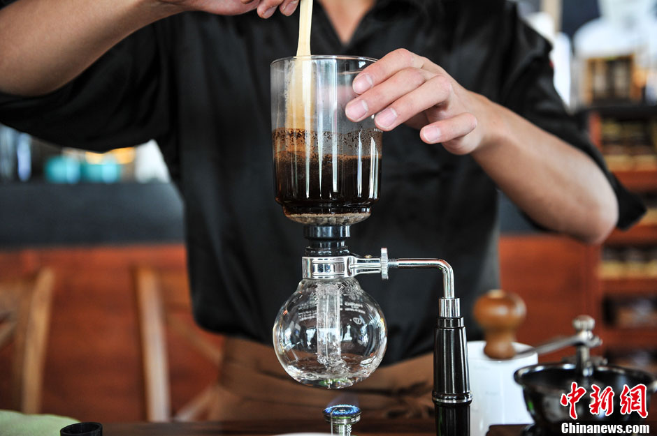 One of the staff at the coffee shop is making kopiluwak coffee.(CNS/Ren Dong)