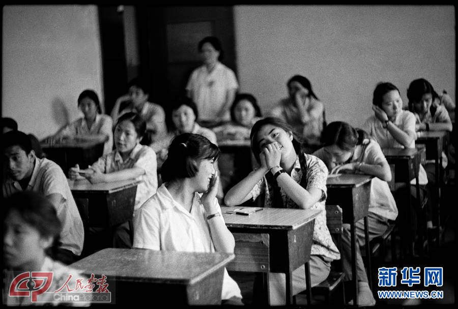 In the examination room in Beijing No.75 Middle School, on July 8, 1980. (Photo/China Pictorial)