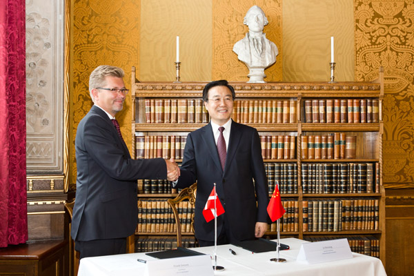 Mayor of Copenhagen Frank Jensen (L) and Deputy Mayor of Beijing Li Shixiang shake hands after signing a memorandum on tourism cooperation in Copenhagen, Denmark, June 19, 2013. (Xinhua/Ursula Bach)