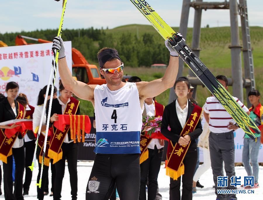 Swedish skier Hoegberg celebrates after he took the men's crown, June 19, 2013. (Xinhua/Liying)