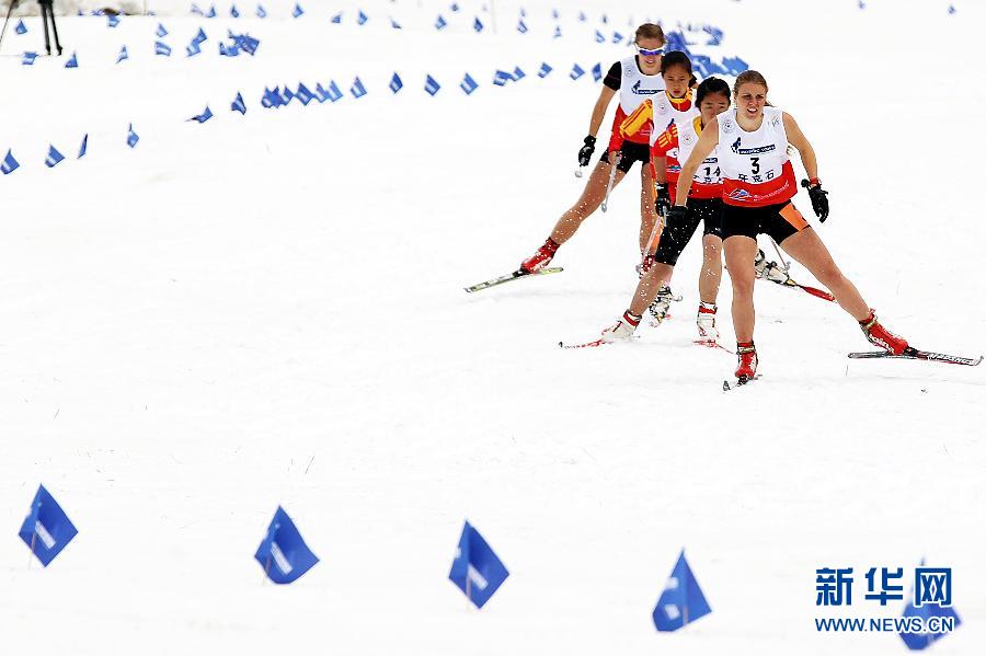Swedish skier Hellberg (first from the right), Chinese skier Qu Ying (second from the right) and Ma Qinghua (third from the right) are in women's racing, June 19, 2013. (Xinhua/Liying)