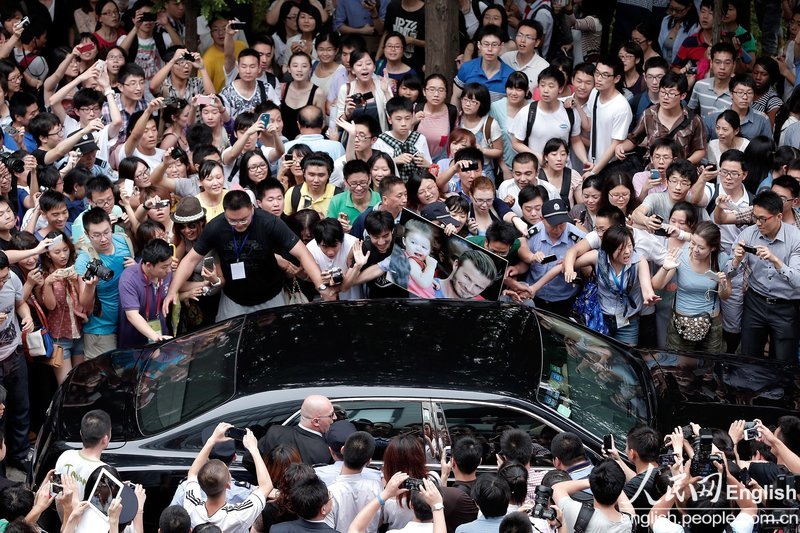 Five people were hurt in a stampede here on Thursday afternoon when former England captain David Beckham arrived at Tongji University.(Photo/CFP)