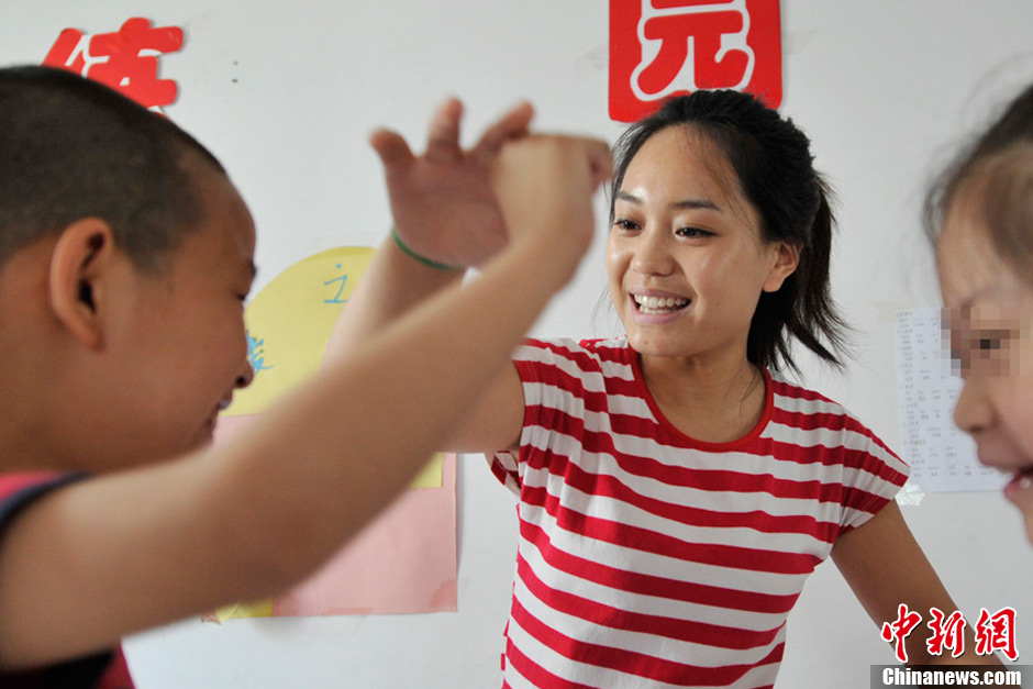 Li Xiaojiao instructs children with autism to do rehabilitation training. It has been 5 years since Li established the non-profit classroom specifically for children with autism in Taiyuan, north China’s Shanxi province. (Photo by Weiliang/ Chinanews.com)