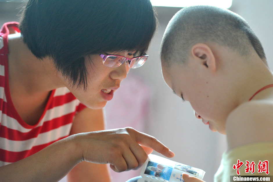 A volunteer teaches children reading. It has been 5 years since Li established the non-profit classroom specifically for children with autism in Taiyuan, north China’s Shanxi province. (Photo by Weiliang/ Chinanews.com)