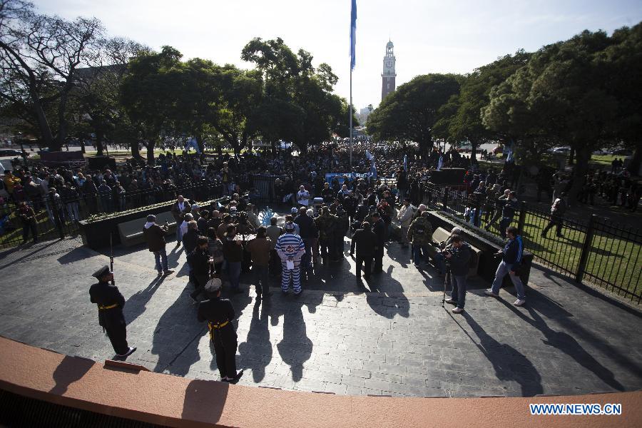 Veterans of the Falklands War participate in a ceremony commemorating Argentine servicemen who fought during the 1982 war over the disputed Falkland Islands between Britain and Argentina, in Buenos Aires, capital of Argentina, on June 20, 2013. (Xinhua/Martin Zabala) 