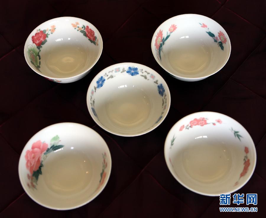 A set of porcelain bowls produced exclusively for Mao Zedong was auctioned in Hong Kong on Thursday for a record HK$11,684,000 (US$1.5 million). (Xinhua)
