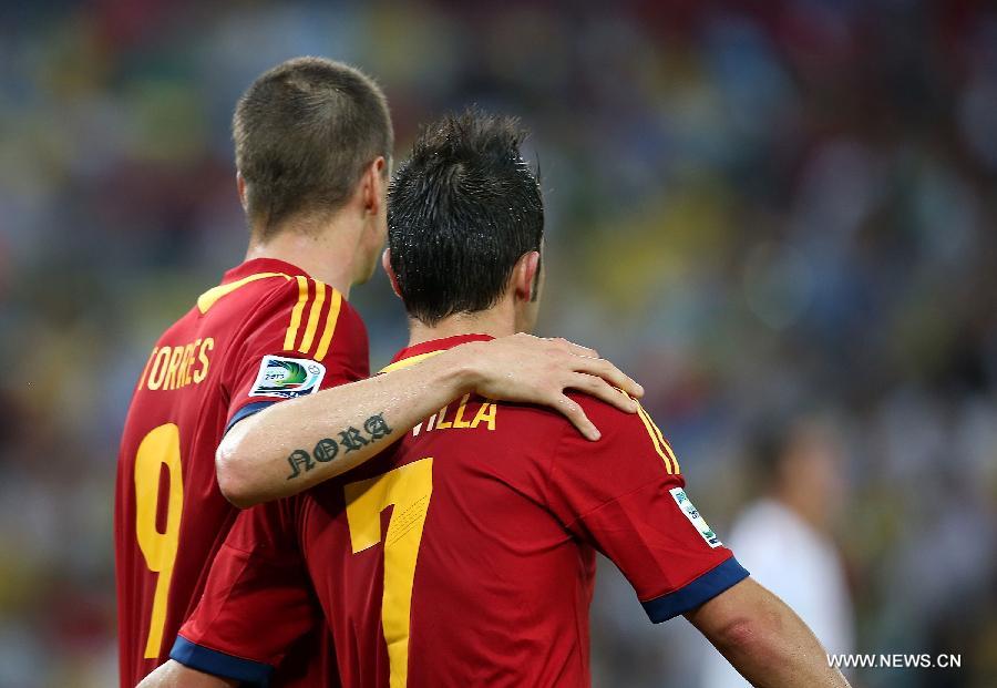 Spain's Fernando Torres (L) and David Villa celebrate after scoring during the FIFA's Confederations Cup Brazil 2013 match aganist Tahiti, held at Maracana Stadium, in Rio de Janeiro, Brazil, on June 20, 2013. Spain won 10-0. (Xinhua/Liao Yujie)