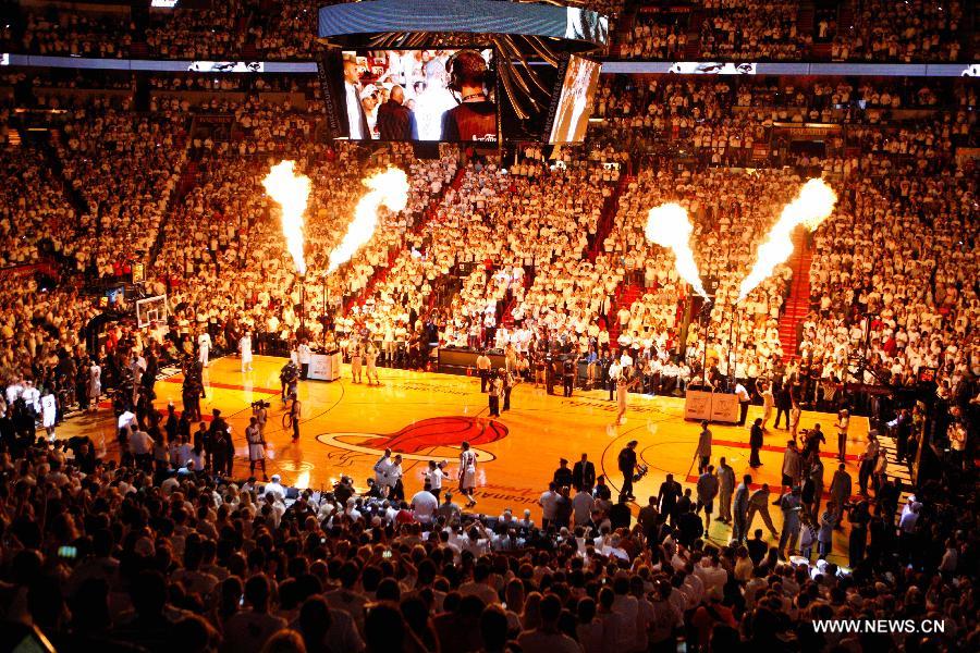 Players are introduced before the game between San Antonio Spurs and Miami Heat at Game 6 of the NBA Finals basketball playoff in Miami, the United States, June 18, 2013. (Xinhua/Song Qiong)