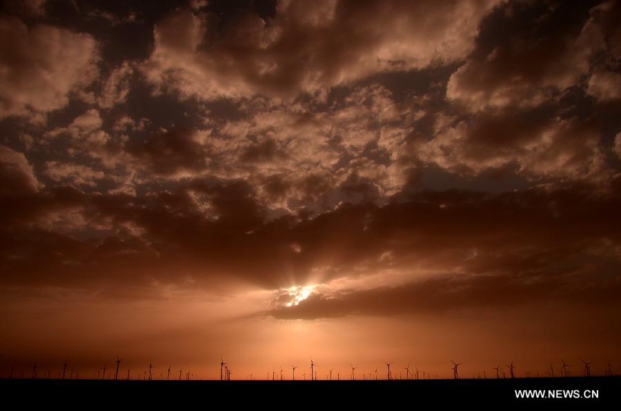 Photo taken on June 23, 2013 shows the sunglow scenery at the Yumen wind farm in Jiuquan City, northwest China's Gansu Province. (Xinhua/Wan Zongping)