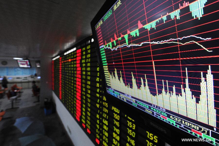 A screen shows the stock information at a trading hall of a securities firm in Hangzhou, capital of east China's Zhejiang Province, June 24, 2013. Chinese shares plunged on Monday and closed below a key psychological mark over worries about the liquidity crunch in the financial system and subdued strength in the world's second largest economy. The benchmark Shanghai Composite Index tumbled 5.3 percent to end at 1,963.24, the lowest point in nearly seven months, while the Shenzhen Component Index pummeled 6.73 percent to 7,588.52. (Xinhua/Ju Huanzong)