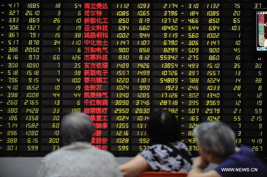 Investors are seen at a trading hall of a securities firm in Hangzhou, capital of east China's Zhejiang Province, June 24, 2013. Chinese shares plunged on Monday and closed below a key psychological mark over worries about the liquidity crunch in the financial system and subdued strength in the world's second largest economy. The benchmark Shanghai Composite Index tumbled 5.3 percent to end at 1,963.24, the lowest point in nearly seven months, while the Shenzhen Component Index pummeled 6.73 percent to 7,588.52. (Xinhua/Ju Huanzong)