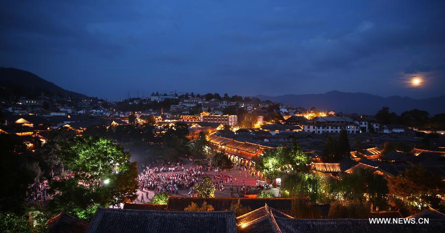 Photo taken on June 23, 2013 shows the evening scenery of the Old Town of Lijiang, southwest China's Yunnan Province. Lijiang has entered the peak tourism season with the coming of the summer. (Xinhua/Liang Zhiqiang)