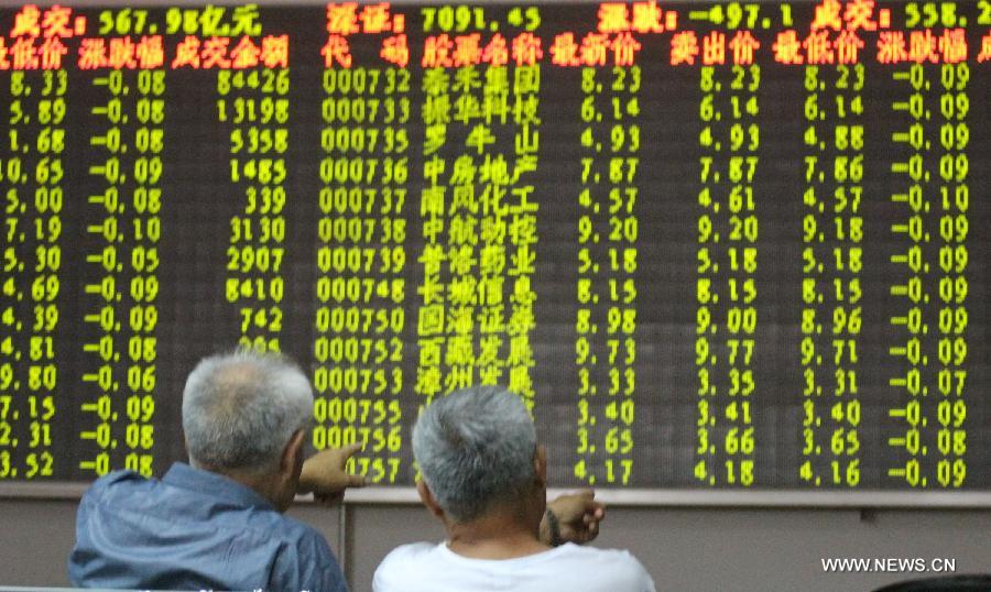 Investors look at the stock information at a trading hall of a securities firm in Qingdao, east China's Shandong Province, June 25, 2013. Chinese shares extended losses on Tuesday following Monday's drastic slump as the benchmark Shanghai Composite Index lost 0.19 percent, or 3.73 points, to end at 1,959.51, the lowest point in nearly seven months. The Shenzhen Component Index shrank 1.23 percent, or 93.43 points, to 7,495.10. (Xinhua)